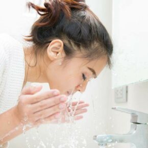 Kosmetikbedarf - Hautreinigung - Frau wäscht sich das Gesicht